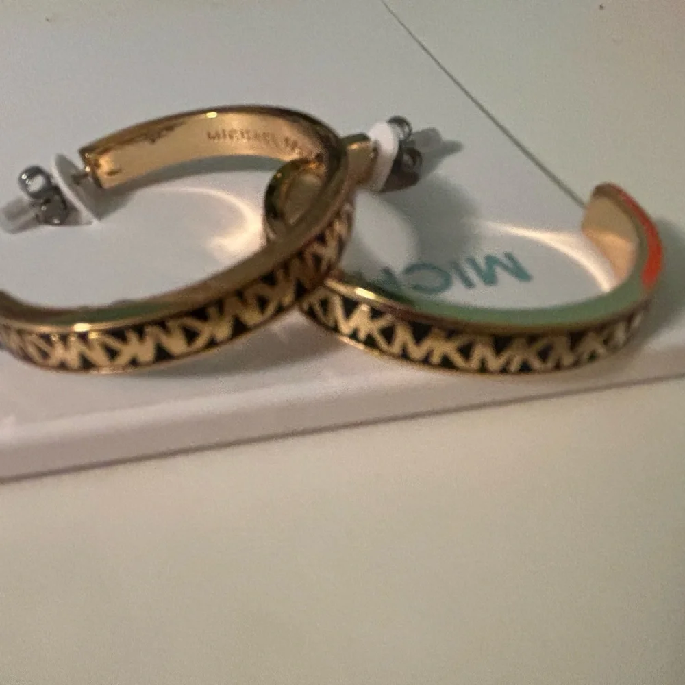 MICHAEL KORS BLACK & GOLD LOGO HOOP EARRINGS NWT